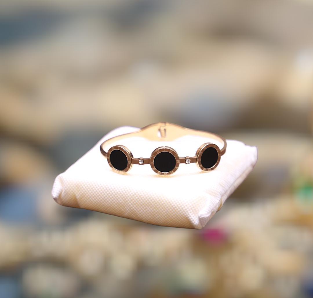 “Trio Élégance” Black Onyx Circle Bangle – Rose Gold Finish