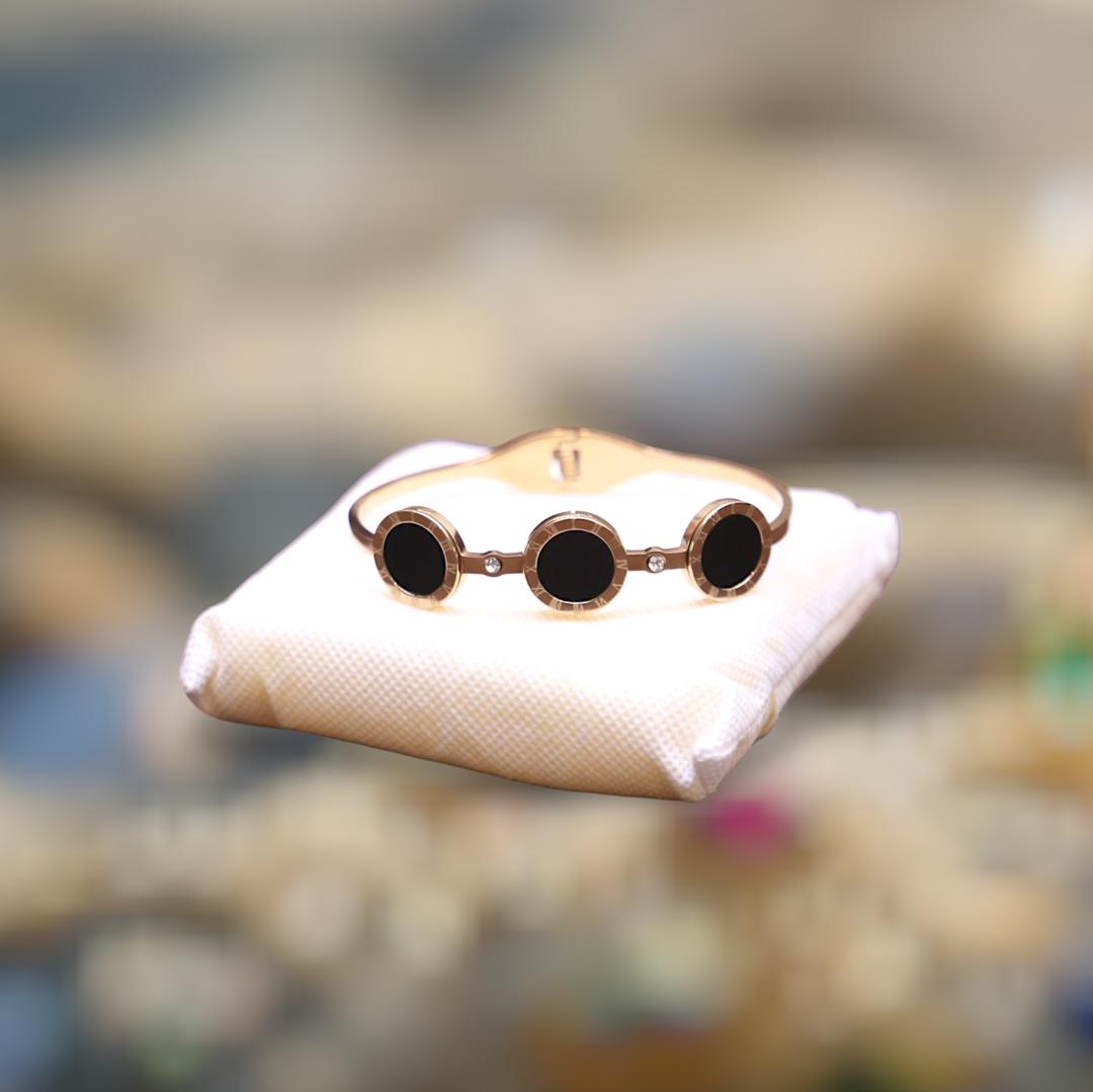 “Trio Élégance” Black Onyx Circle Bangle – Rose Gold Finish
