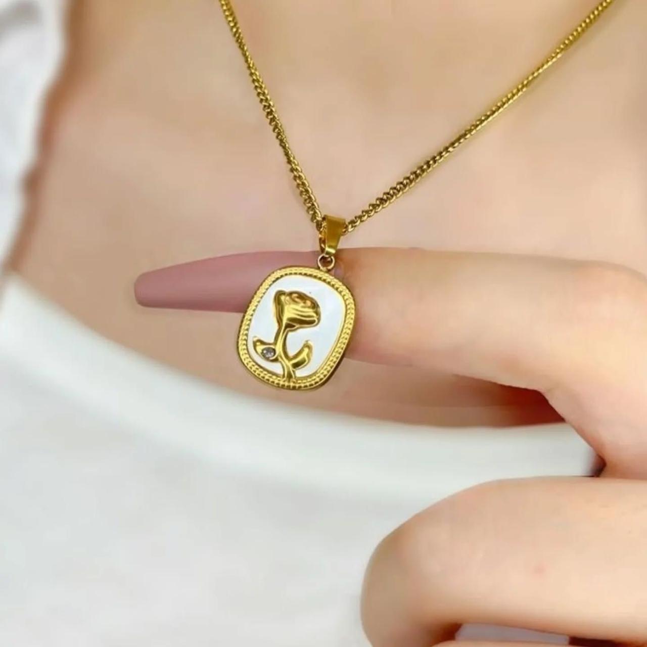 Elegant Rose Gold Pendant Necklace