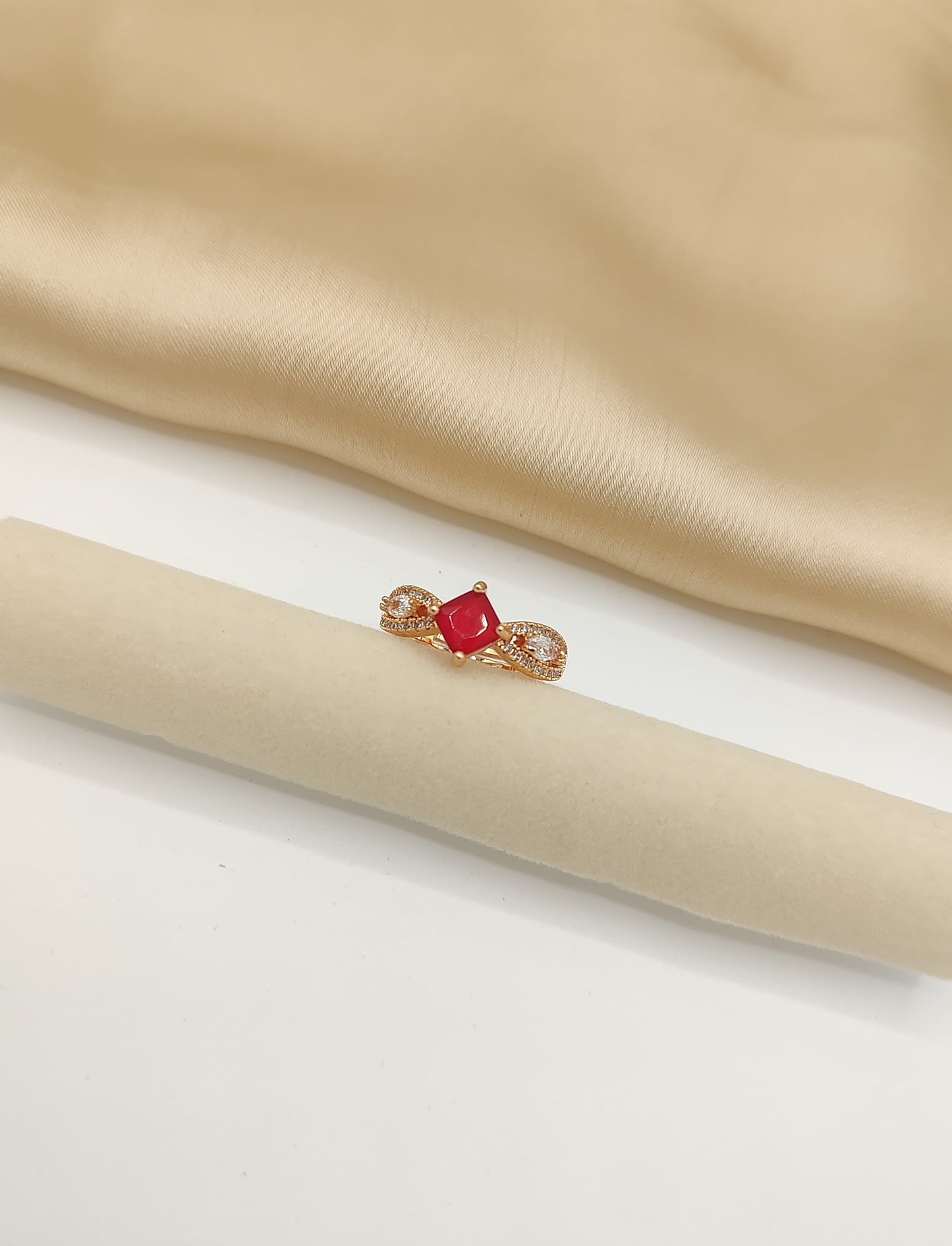 Elegant Twisted Band Ring with Center Stone