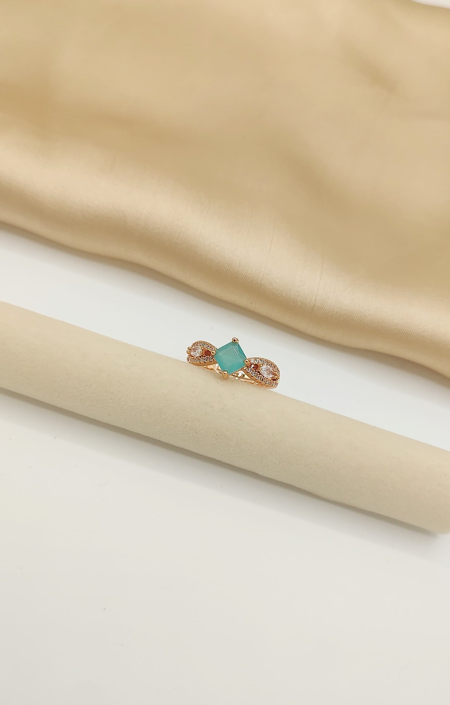 Elegant Twisted Band Ring with Center Stone