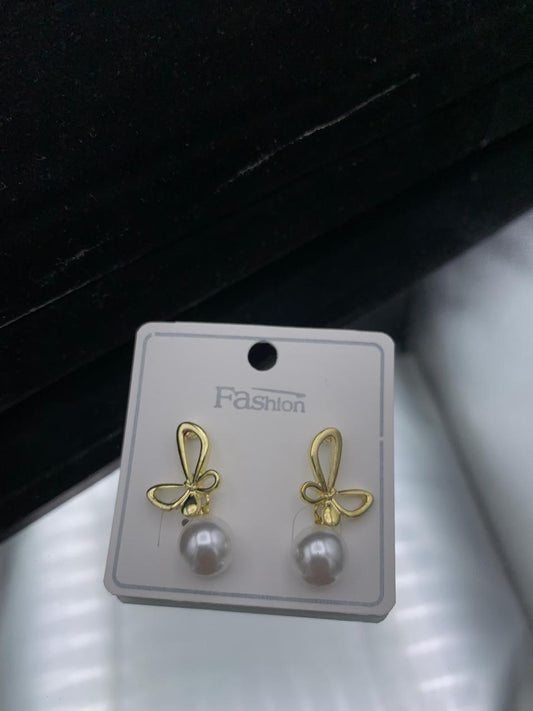 Elegant Gold-Toned Bow & Pearl Drop Earrings – Classic Everyday Style