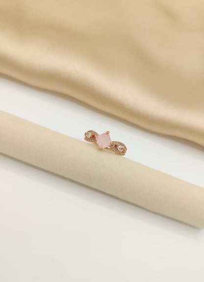 Elegant Twisted Band Ring with Center Stone